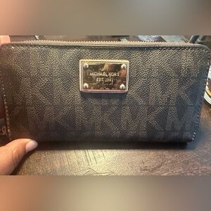 Michael Kors Long zipper wallet- Brown logo